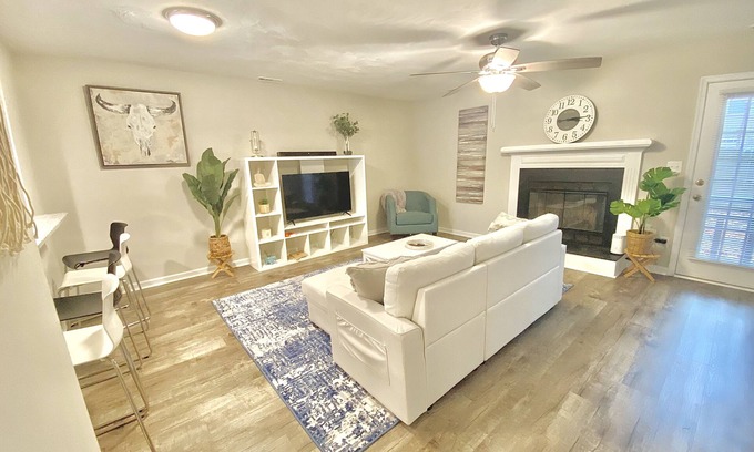 Northwest House | Modern, cozy, Townhouse Centrally Located!