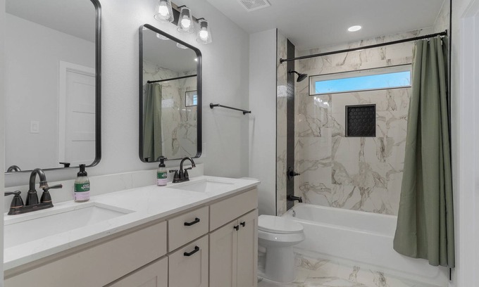 Dallas Hotel | Modern Dallas Townhouse -Ideal for Families & Groups -Near Downtown & Deep Ellum