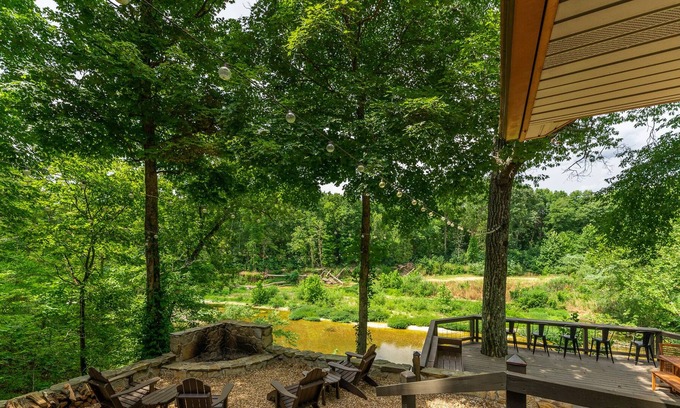 Turners Cabin | Modern Day Hideaway at the River House - 15 minutes from Bass Pro!