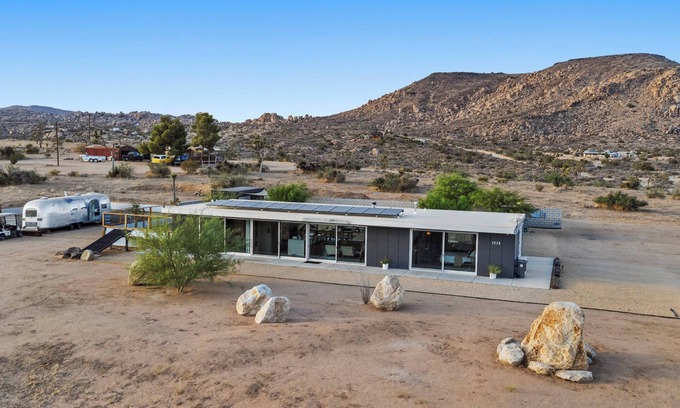 Pioneertown House | Modern desert getaway with epic views in enchanting Pioneertown
