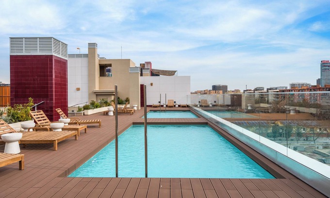 El Besos i el Maresme Apartment | Modern Diagonal Mar Oasis: 2BR Apartment with Pools & Parking