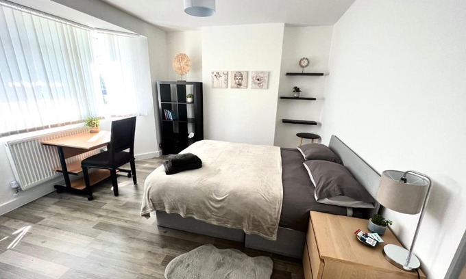 Whitefoot House | Modern Double Room with Fire TV