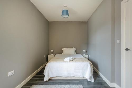 Canning Town North House | Modern double room with shared bathroom
