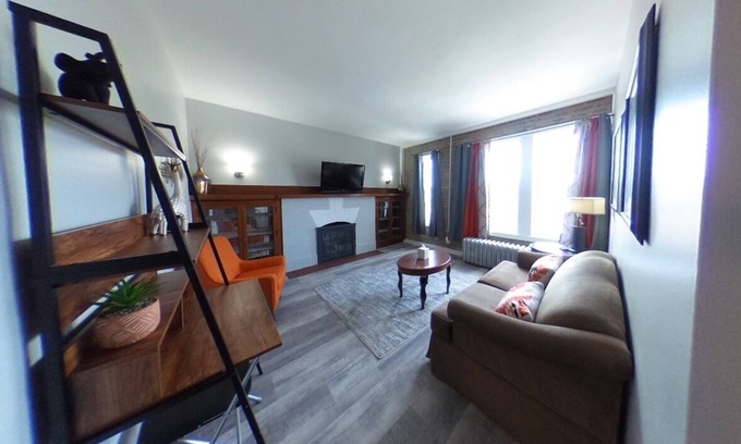 Whiting Apartment | Modern Downtown 1 Bedroom 5 min from the Beach!
