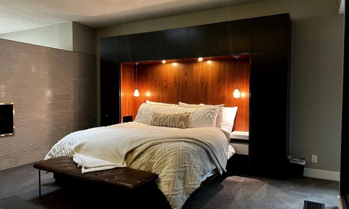 Downtown Lincoln Apartment | Modern Downtown Stay