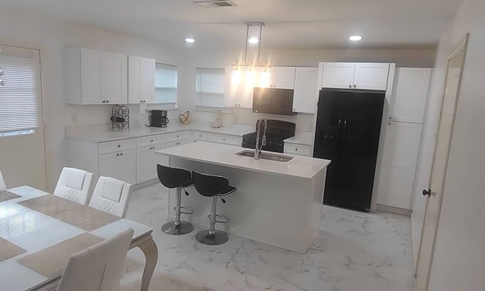 Dallas House | Modern & Elegant 3-bedroom home in Dallas, Texas.