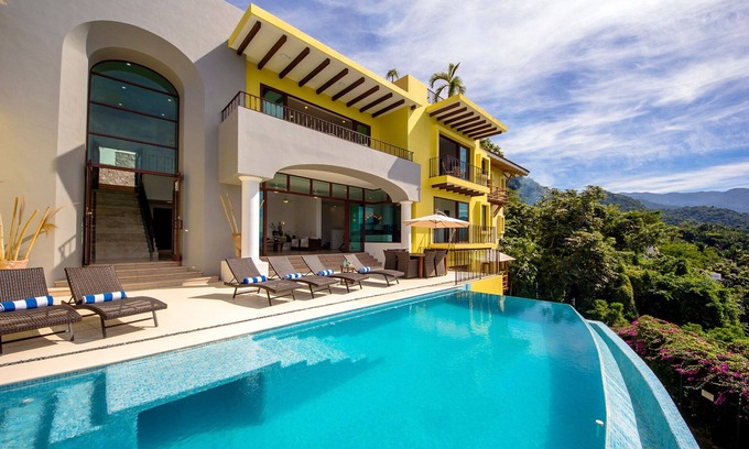 Amapas Villa | MODERN, ELEGANT W STUNNING VIEWS, PRIVATE POOL & STAFF