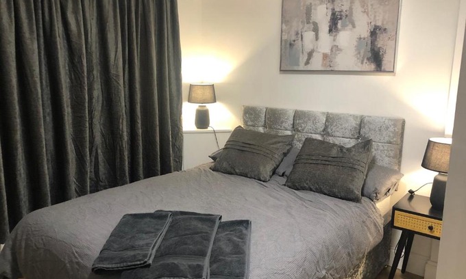 Newport Bed & Breakfast | Modern En-suite Double Room