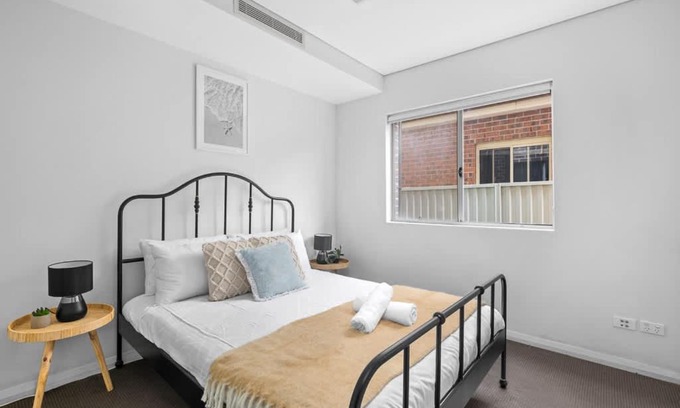 Revesby House | Modern Ensuite Queen Room - Serene Spot at Revesby