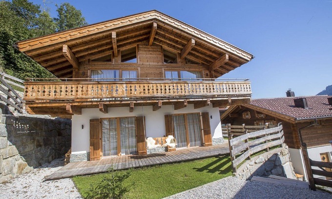Bramberg am Wildkogel Ski Chalet | Modern Family Chalet, Pet Friendly, Sauna, Mountain Views