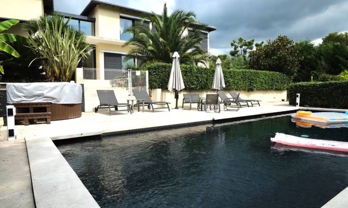 Les Maillans Villa | Modern family friendly villa - heated salt pool, jacuzzi - close to Valbonne