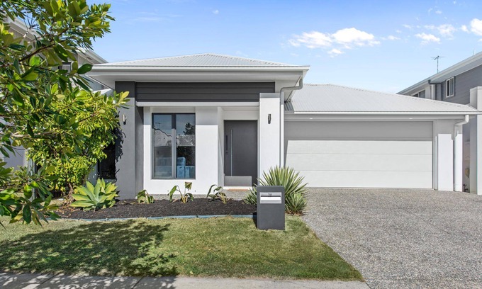 Newport Apartment | "Modern Family Buccaneer" - Newport Q 4020