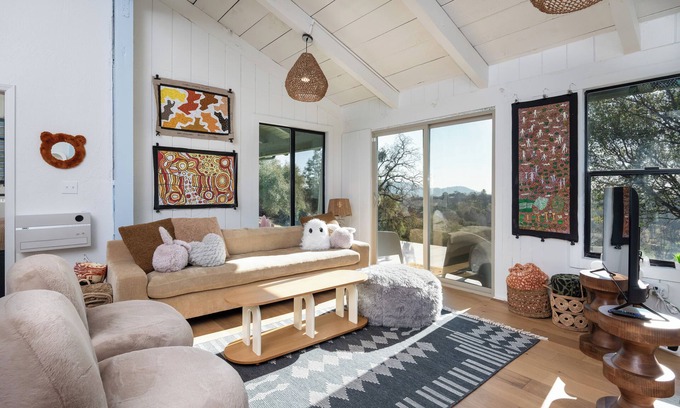 Coarsegold Cabin | Modern family friendly cabin near Yosemite. BBQ. Deck. WiFi. AC. Pet friendly.