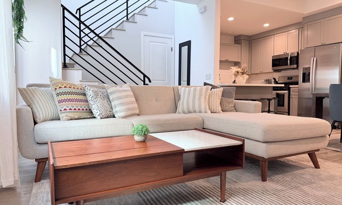 Westminster House | Modern Family Haven - Minutes from Disney Magic/Knotts and Saigon