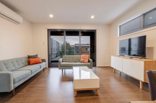 Point Cook House | Modern Family Retreat in Point Cook and Free Parking