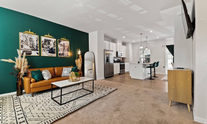 Arcadia House | Modern Family Townhome/Spartanburg Downtown w/PRIVATE BACKYARD