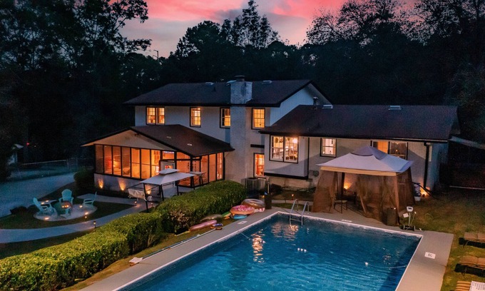 Lithonia House | Modern Family Utopia+Jacuzzi+3 Fire-Pits+King-Suite+Home Office+Free Parking