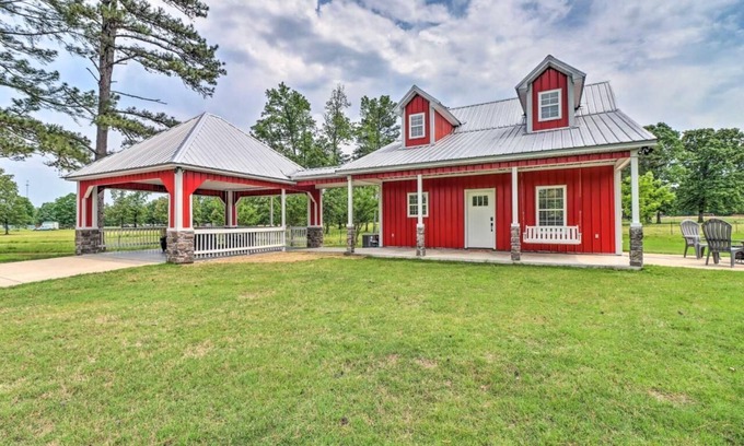 Higden House | Modern Farmhouse with large yard, 3 miles to lake
