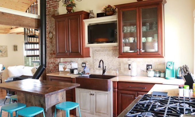 South Kansas City Cottage | MODERN FARMHOUSE by CHIEFS < 5min away! 75" TV, right off I-435 BOOK NOW!