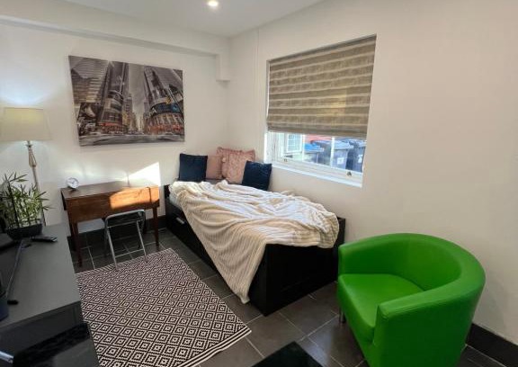 Runnymede Apartment | Modern flat in Egham by Royal Holloway University Royal Ascot and Windsor near Heathrow Airport