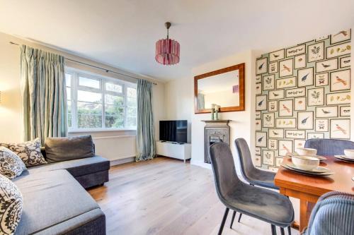 Cleveland Apartment | Modern flat near Pitshanger Park
