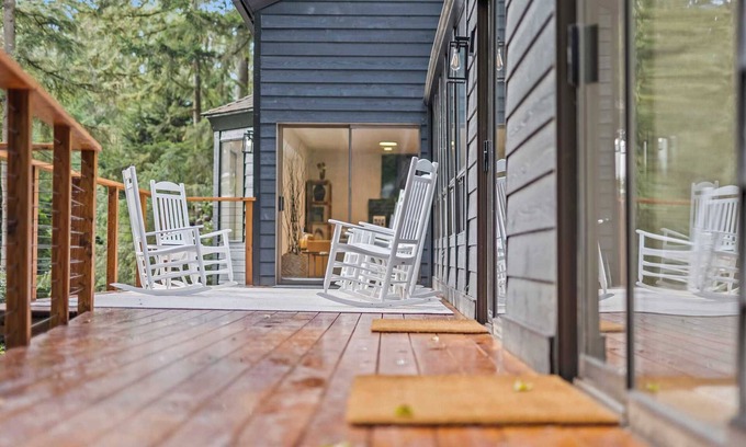 Artondale House | Modern Forest Retreat: Dog Friendly, Scenic Views