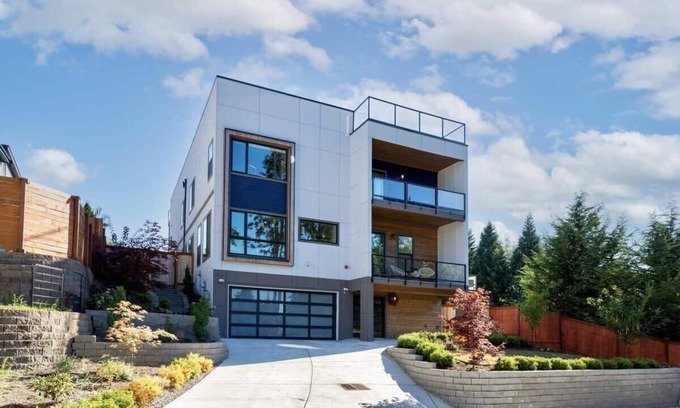 Kennydale House | Modern Fortress w/4 Decks| AC in all rooms |Gym