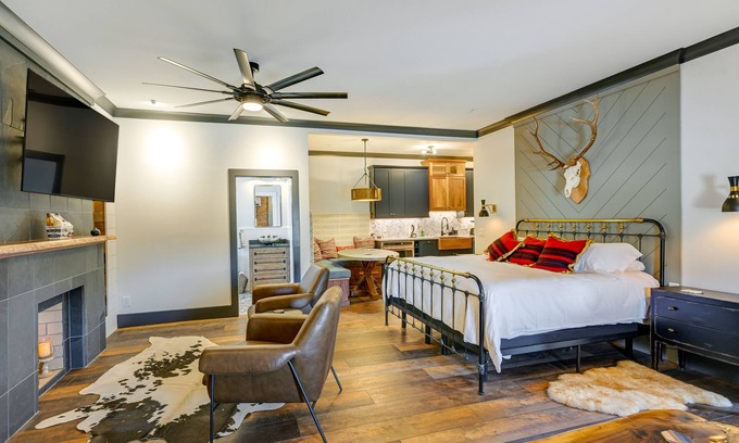 Franklin Apartment | Modern Franklin Studio: Prime Downtown Location!