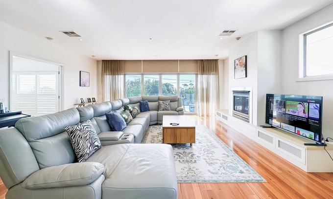 Frankston South House | Modern Frankston South Holiday House with Bay View