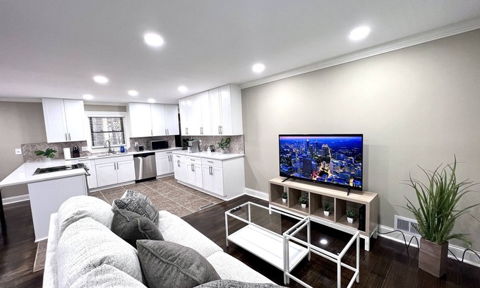 Tucker House | Modern Fresh Remodel 4BR 3Bath 2 En-Suites Super Convenient Sleeps 12 Pets OK!