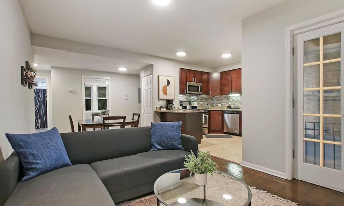 Chicago Apartment | Modern & Furnished 2BR Apt with In-unit Laundry - Sunnyside 2E