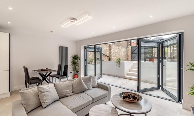 Notting Hill Apartment | Modern Garden Flat with Private Parking