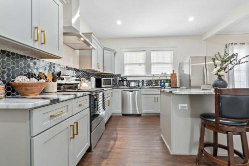 Leinkauf House | Modern Gem 2 Homes Rental Sleeps 10