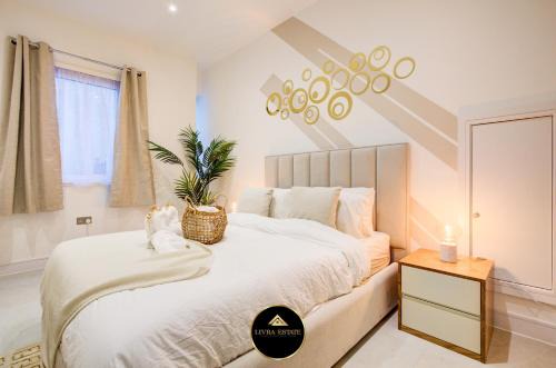 Croham Apartment | Modern Ground Floor, 2 Bed, 2 Bath Apt By Livra Estate Short Lets & Serviced Accommodation South Croydon With Garden