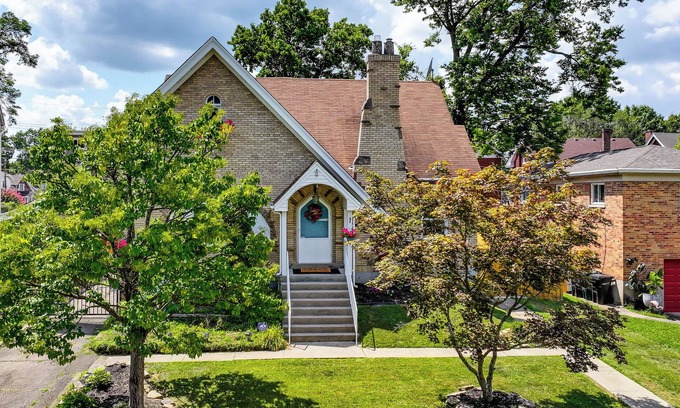 Roselawn Finance House | Modern Group Getaway w/Private Yard in Cincinnati