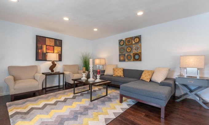 Studio City House | Modern Guest House Nestled in the Hollywood Hills with huge deck and WOW views!