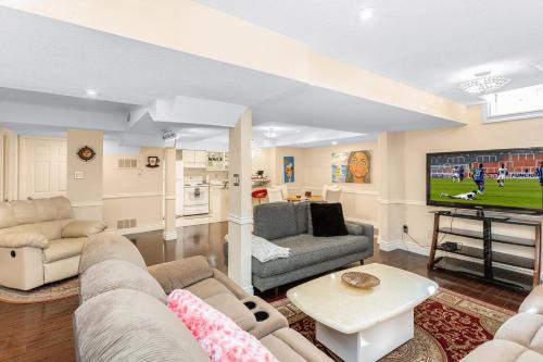 East Credit Apartment | Modern Guest Suite Comfort for 5 Free Parking