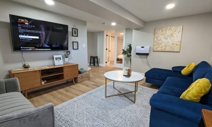 North End House | Modern Guest Suite Near Proctor w/Hot Tub & 2 King Beds