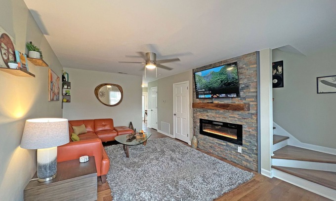 Hickory Condo | Modern Hickory Hideaway