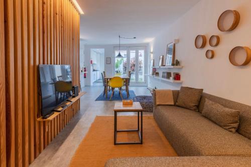 Santos House | Modern & Hidden Apartment by LovelyStay