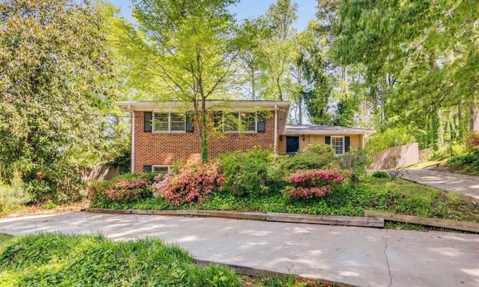 Mountain Brooke House | Modern Hideaway Sleeps 14, Backyard & WiFi