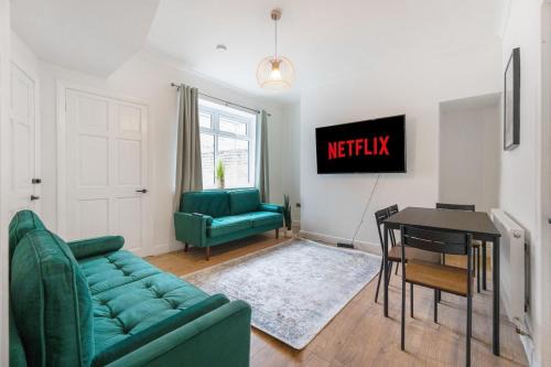 Stanley House | Modern High Spec House, Free Parking, 4 bed, sleeps 7