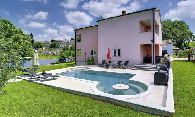 Orihi House | Modern Hoilday Home with Pool in Orihi