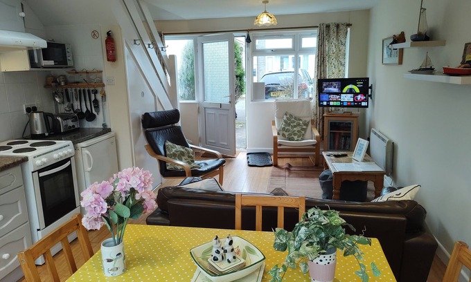 Freshwater East Ski Chalet | Modern holiday home in quiet location near Freshwater East beach