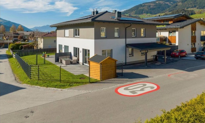 Niedernsill House | Modern holiday home with a garden near Kaprun