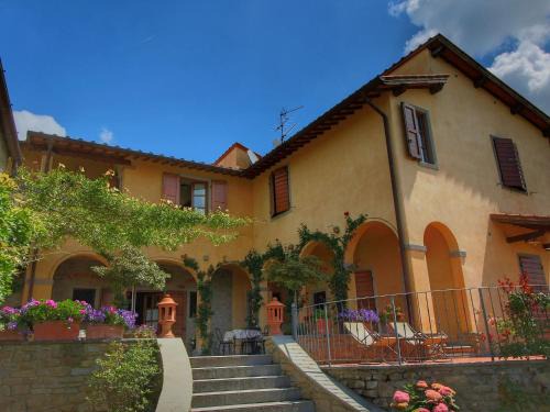 Loro Ciuffenna House | Modern Holiday Home in Loro Ciuffenna with Pool