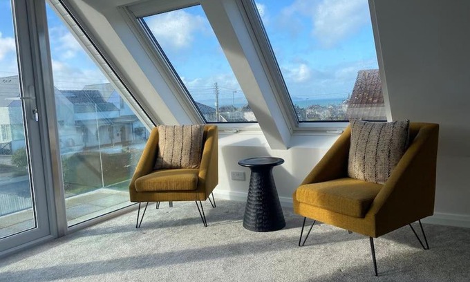Portstewart House | Modern holiday home with sea view & BBQ hut- close to beach