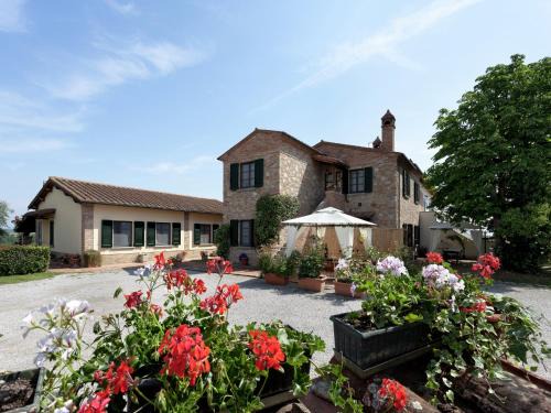 Foiano della Chiana House | Modern Holiday Home in Foiano della Chiana with Pool