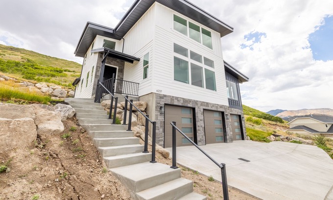 Herriman House | Modern home at foot of mountain