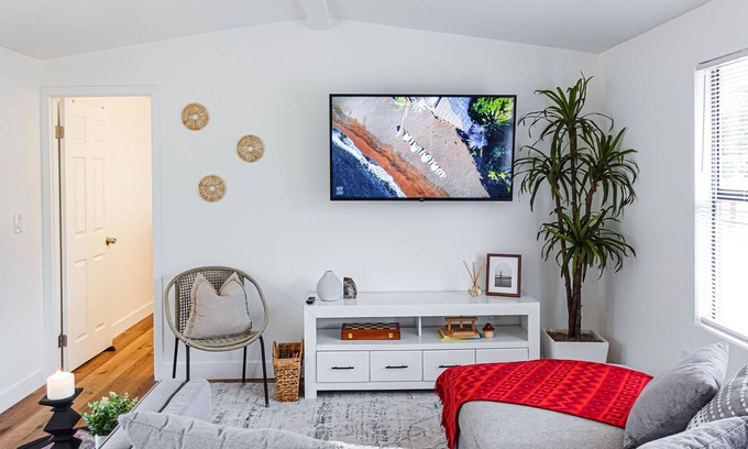 Mira Monte House | Modern home away from home
